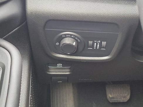 Used 2025 Jeep Grand Cherokee Laredo X image 11