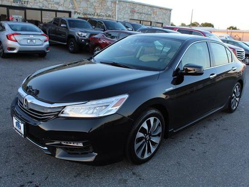 Used 2017 Honda Accord Touring image 3