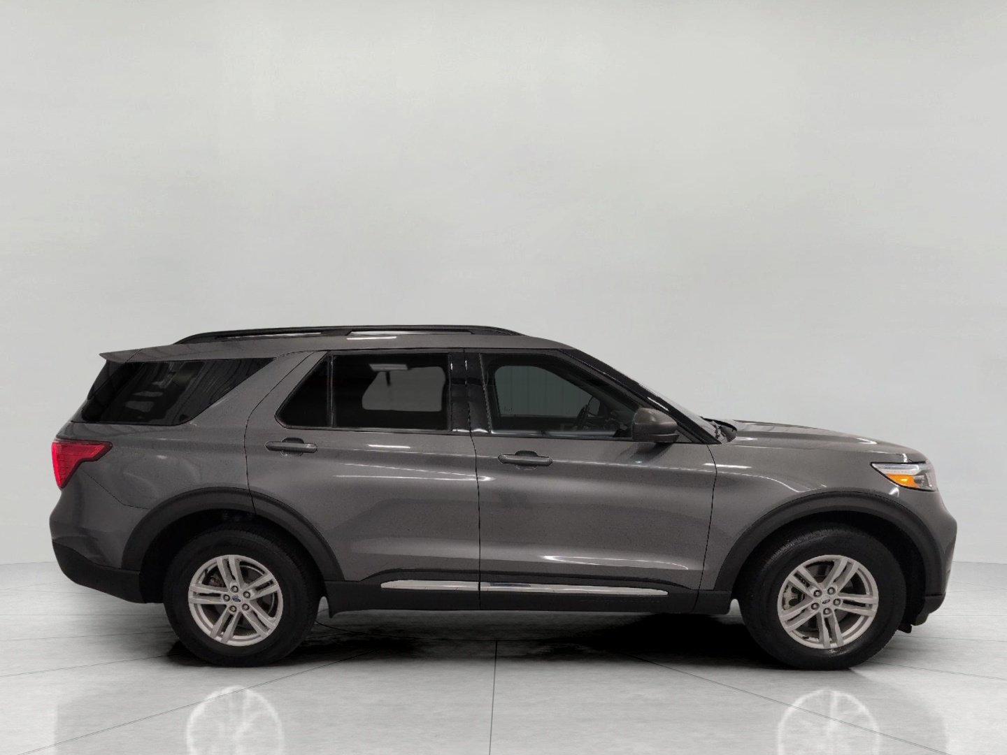 Used 2024 Ford Explorer XLT w/ Equipment Group 202A AWD/4WD image 40