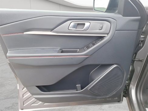Used 2025 Ford Explorer ST-Line w/ ST-Line Street Pack image 17