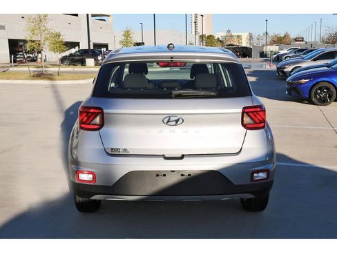Certified 2025 Hyundai Venue SE image 8