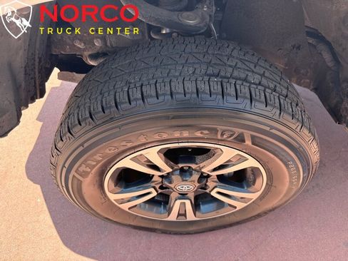 Used 2018 Toyota Tacoma TRD Sport w/ Technology Package image 15