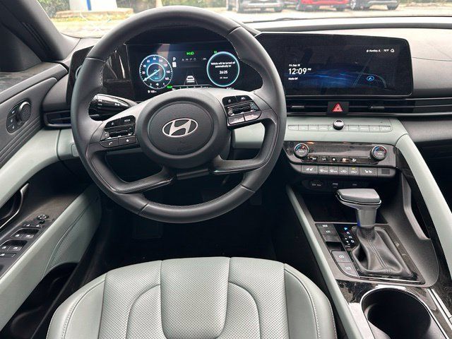Used 2025 Hyundai Elantra Limited FWD image 12