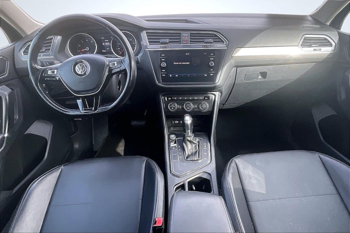 Used 2018 Volkswagen Tiguan SE w/ Panoramic Sunroof Package FWD image 16