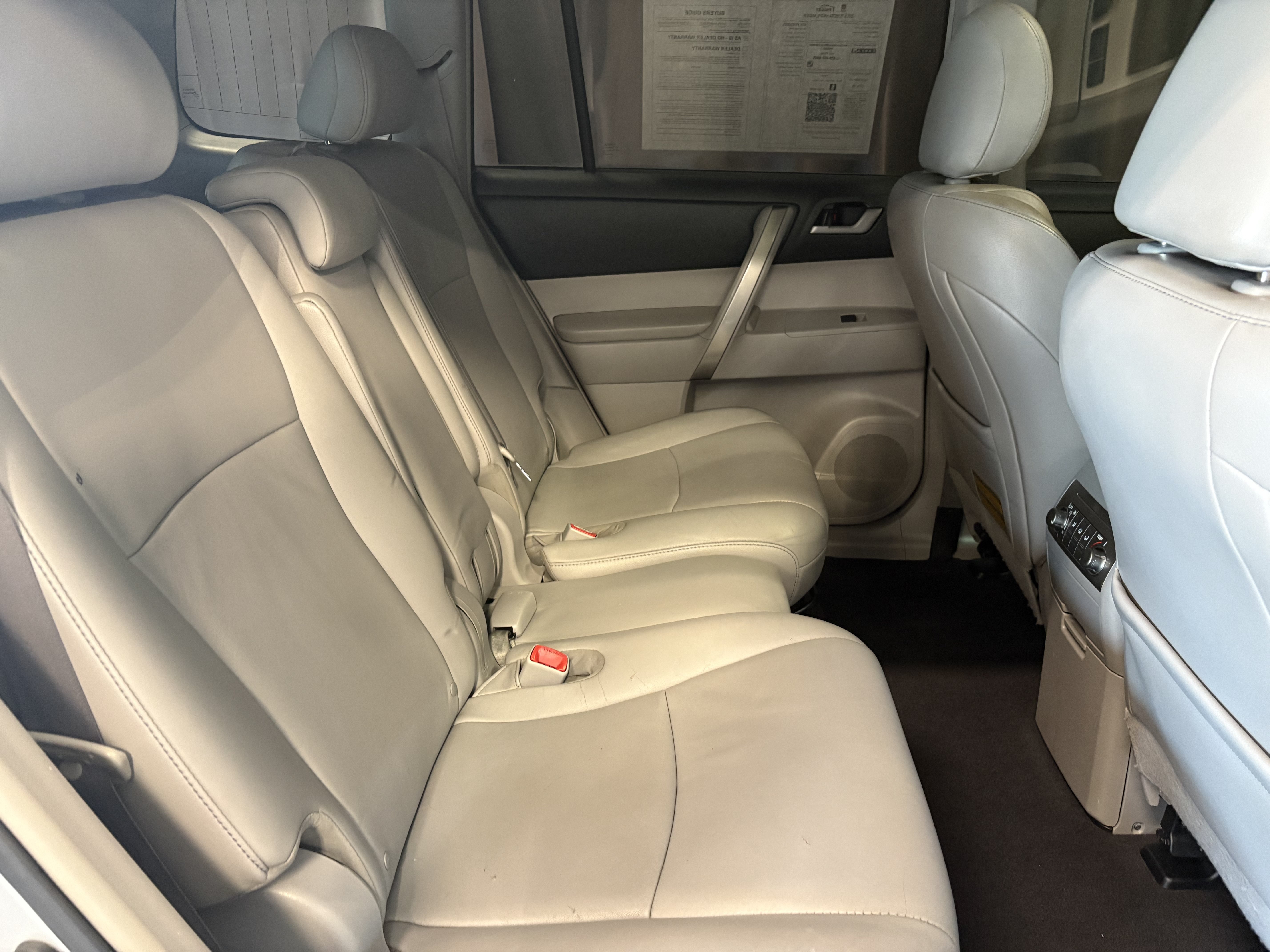 Used 2013 Toyota Highlander SE FWD image 30