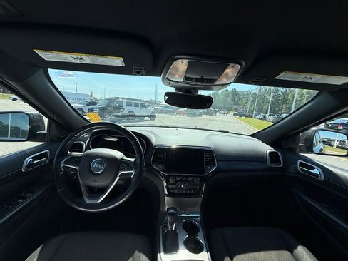 Used 2020 Jeep Grand Cherokee Laredo w/ 18" Wheel & 8.4" Radio Group image 12