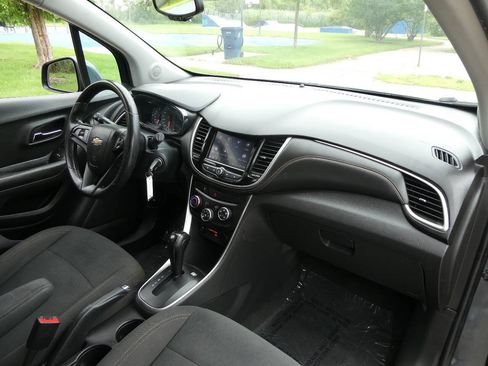 Used 2021 Chevrolet Trax LS w/ Tint and Cruise Package AWD/4WD image 28