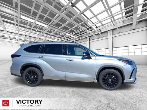 Certified 2024 Toyota Highlander XSE image 3