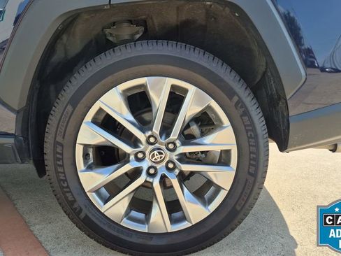 Used 2021 Toyota RAV4 XLE Premium image 28