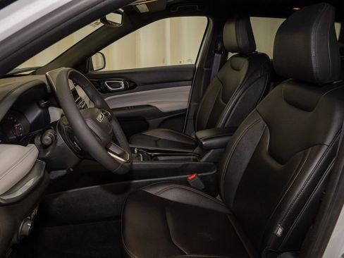 Used 2024 Jeep Compass Limited image 10