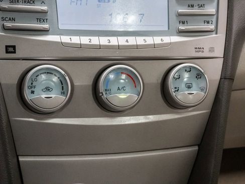 Used 2009 Toyota Camry LE FWD image 16