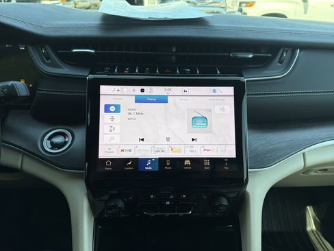 Used 2024 Jeep Grand Cherokee Limited w/ Luxury Tech Group II image 23