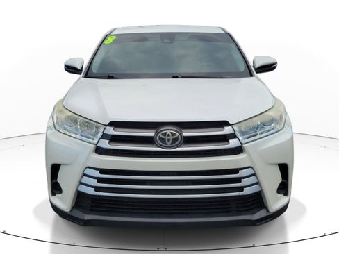 Used 2018 Toyota Highlander LE FWD image 2
