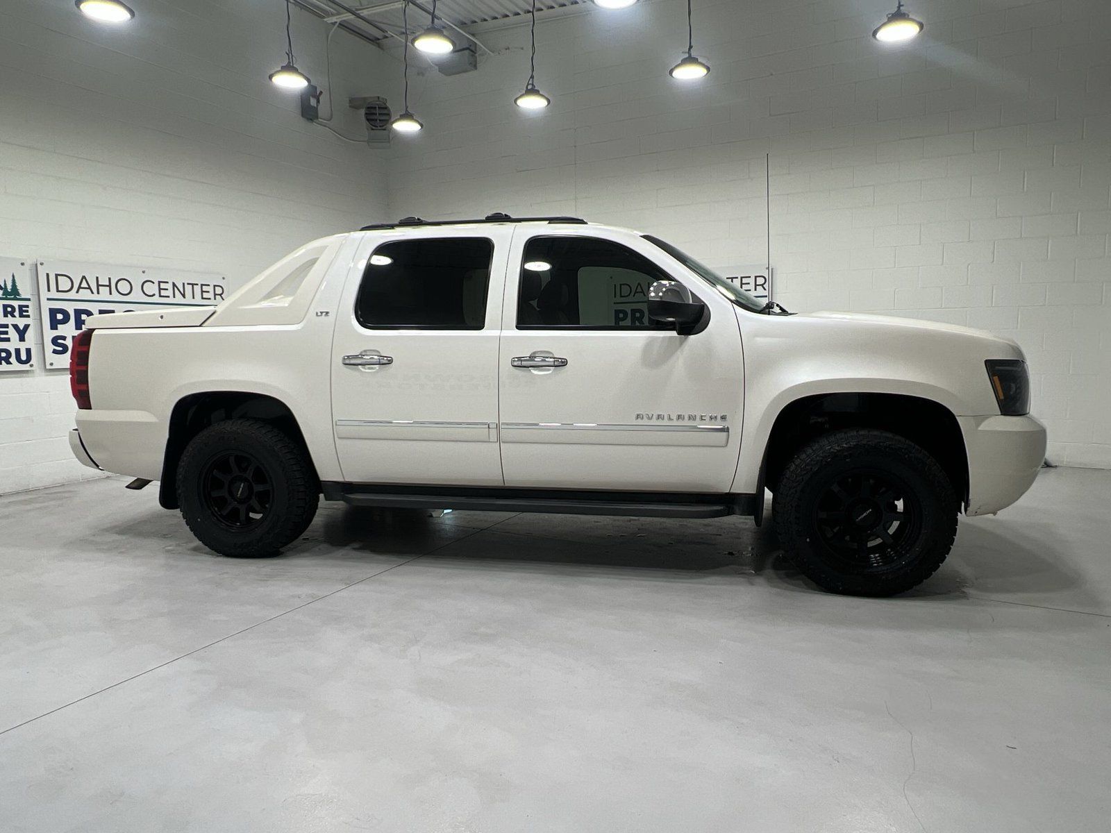 Used 2011 Chevrolet Avalanche LTZ RWD image 9
