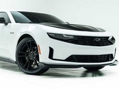 Used 2020 Chevrolet Camaro LT w/ Technology Package RWD image 4