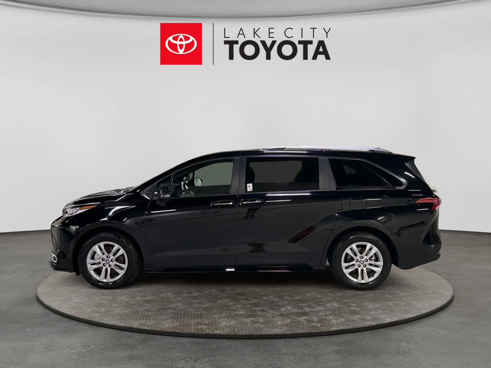 Used 2026 Toyota Sienna Limited FWD image 3