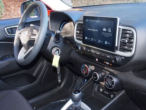 Used 2025 Hyundai Venue SE image 10