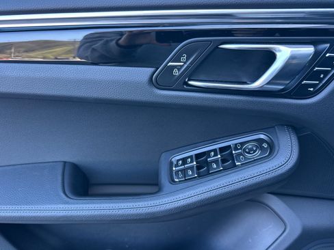 Used 2025 Porsche Macan AWD/4WD image 12