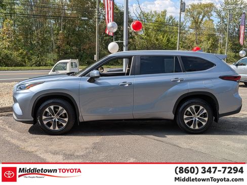 Certified 2024 Toyota Highlander XLE image 6