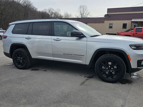 Used 2024 Jeep Grand Cherokee L Laredo image 6