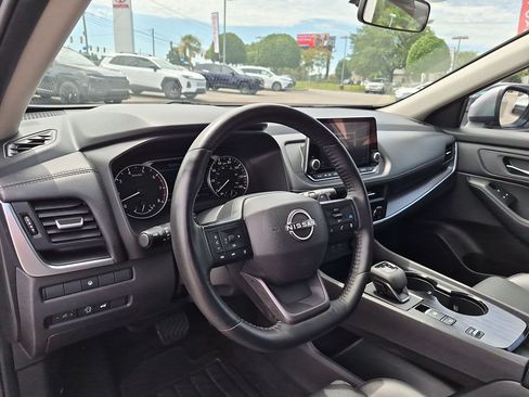Used 2025 Nissan Rogue SV w/ SV Premium Package FWD image 15