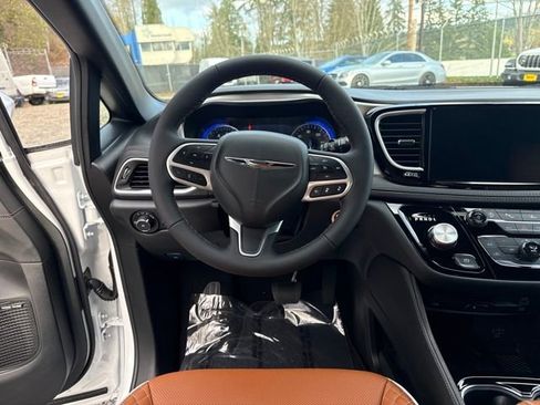 New 2026 Chrysler Pacifica Pinnacle image 18