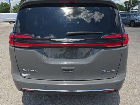 Used 2023 Chrysler Pacifica Touring-L FWD image 5