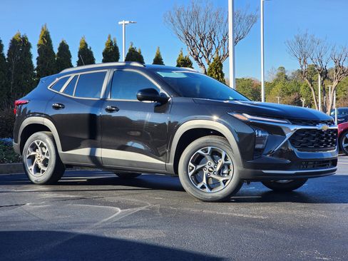 New 2026 Chevrolet Trax LT w/ Driver Confidence Package FWD image 2