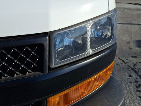 Used 2018 Chevrolet Express 2500 Extended image 11