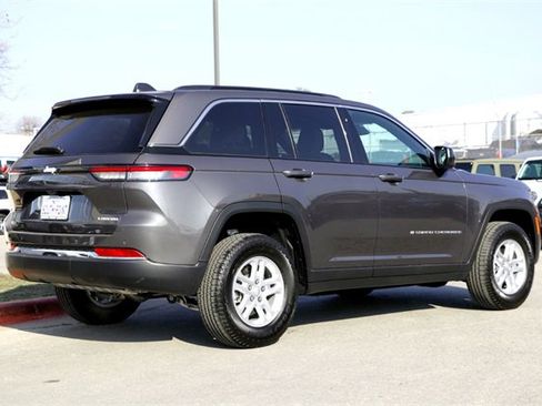Used 2025 Jeep Grand Cherokee Laredo image 5