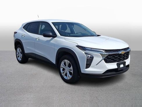 Used 2025 Chevrolet Trax LS FWD image 3
