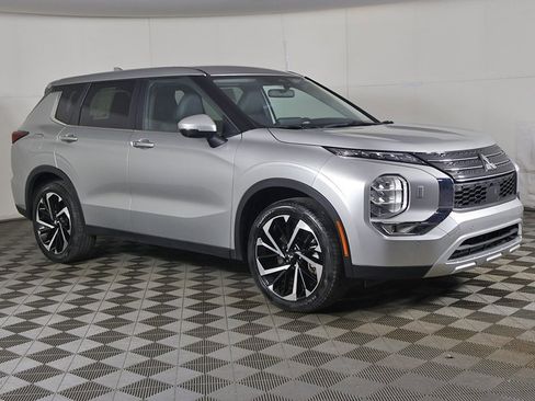 Used 2024 Mitsubishi Outlander SE Black Edition image 2