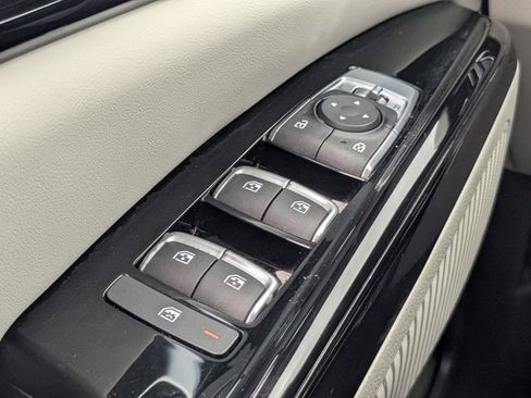 Used 2022 Kia Carnival EX image 27