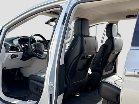Used 2023 Chrysler Pacifica Touring-L FWD image 6