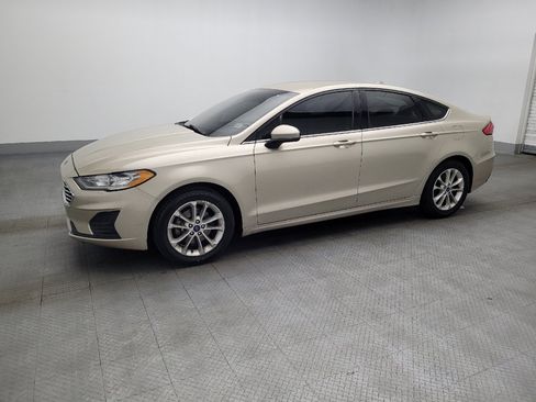 Used 2019 Ford Fusion SE image 2
