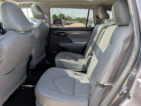 Used 2024 Toyota Highlander Platinum AWD/4WD image 30