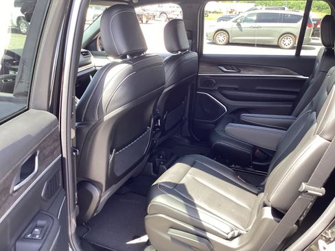 Used 2024 Jeep Wagoneer L Series II w/ Flexible Seating Group AWD/4WD image 14