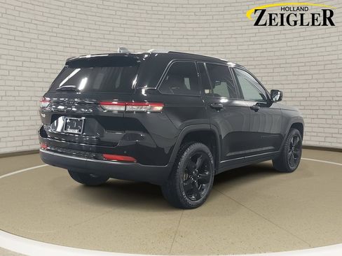 Used 2023 Jeep Grand Cherokee Altitude image 5