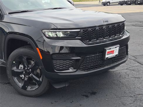 New 2025 Jeep Grand Cherokee Altitude image 2