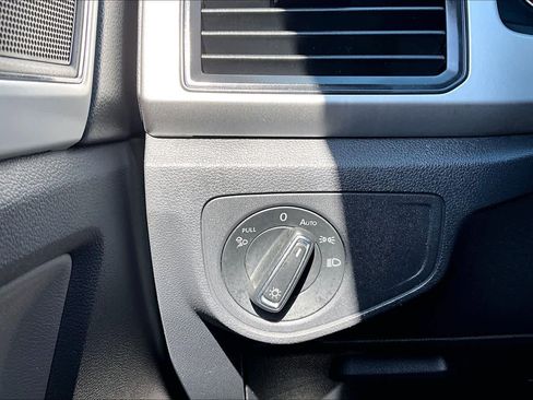 Used 2021 Volkswagen Atlas SE image 34