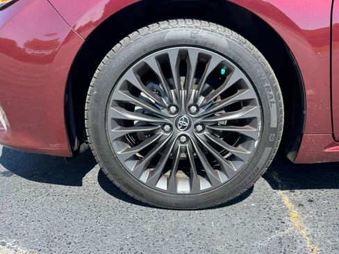 Used 2018 Toyota Avalon Touring FWD image 2