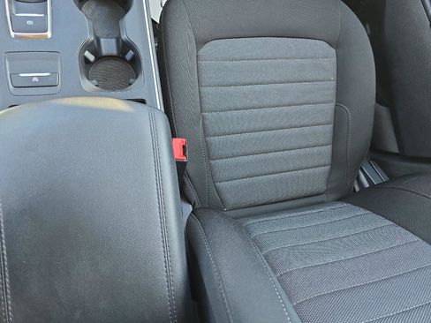 Used 2021 Ford Edge SE image 32