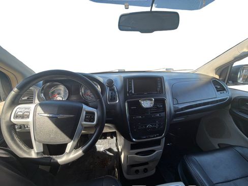 Used 2015 Chrysler Town & Country Touring FWD image 24