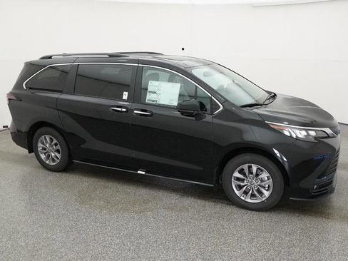 New 2026 Toyota Sienna XLE image 27