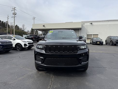 Used 2025 Jeep Grand Cherokee Altitude image 2
