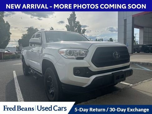 Certified 2022 Toyota Tacoma SR w/ SR Convenience Package AWD/4WD image 1
