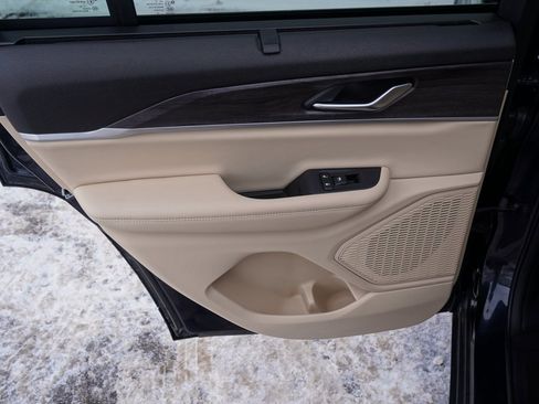 Used 2023 Jeep Grand Cherokee Limited w/ Luxury Tech Group II image 35