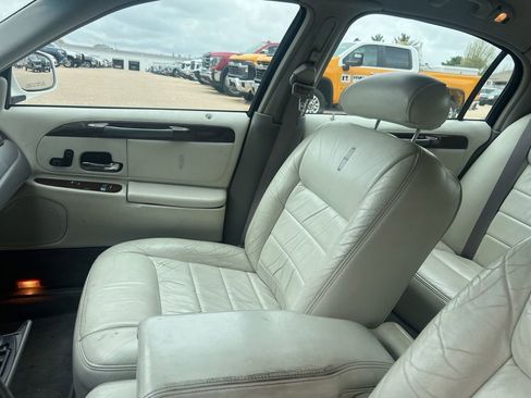 Used 2000 Lincoln Town Car Executive RWD image 28