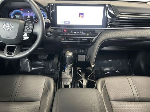 Used 2025 Toyota Camry XLE AWD/4WD image 12