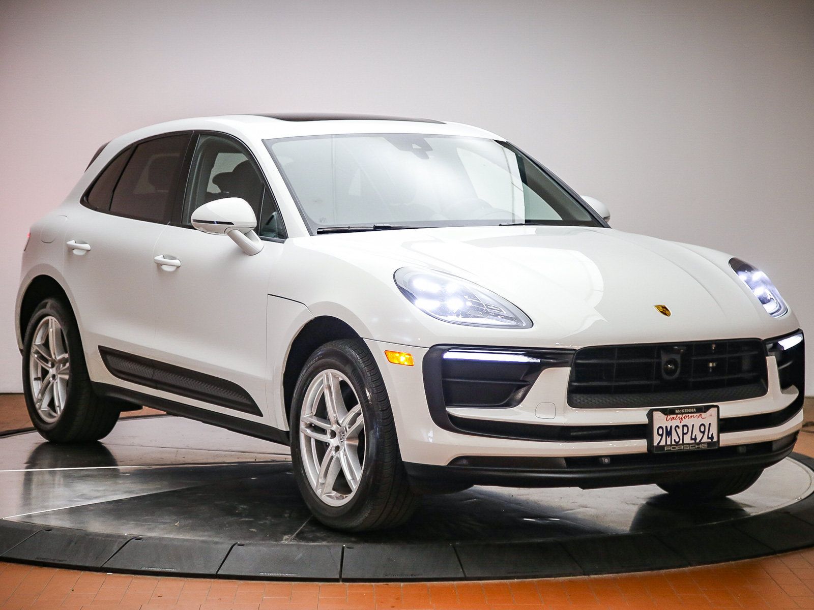 Certified 2025 Porsche Macan AWD/4WD image 9